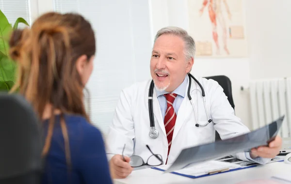Arts in gesprek met een patiënt — Stockfoto