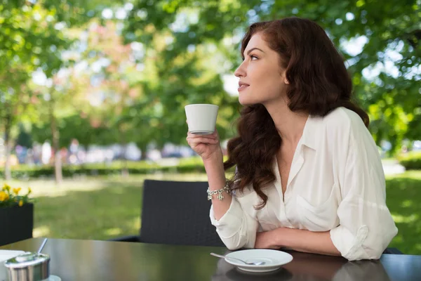 Femme buvant dans une tasse — Photo