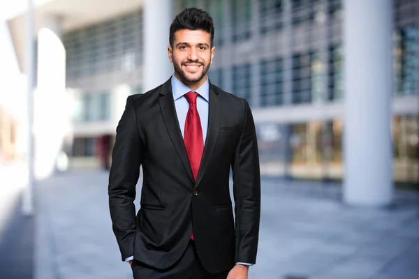 Lächelnder gutaussehender Geschäftsmann — Stockfoto