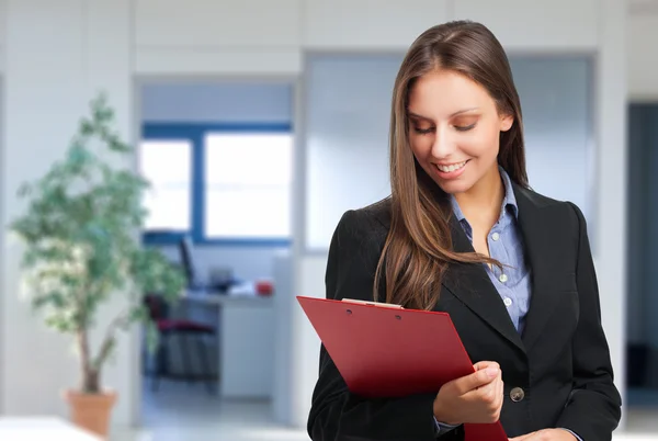 Gerente leyendo algunos documentos — Foto de Stock