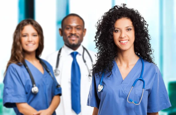Enfermera frente a su equipo médico —  Fotos de Stock