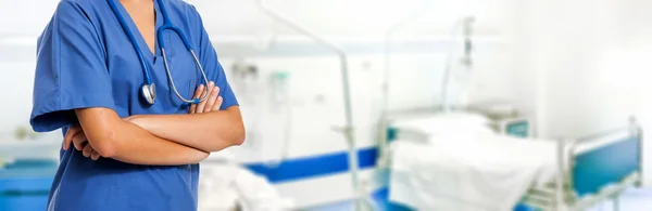 Sjuksköterska med armar korsade på ward — Stockfoto