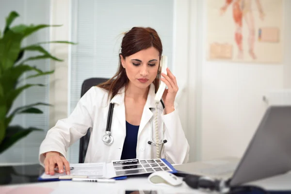 Läkare pratar på telefon — Stockfoto