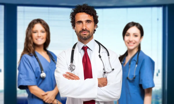 Tıbbi ekibi önünde erkek doktor — Stok fotoğraf