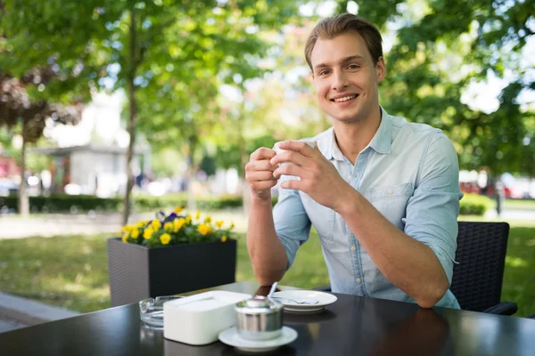 Homem bebendo um café — Fotografia de Stock