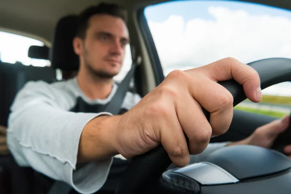 Homem dirigindo seu carro — Fotografia de Stock