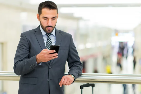 Comutador olhando para o telefone — Fotografia de Stock