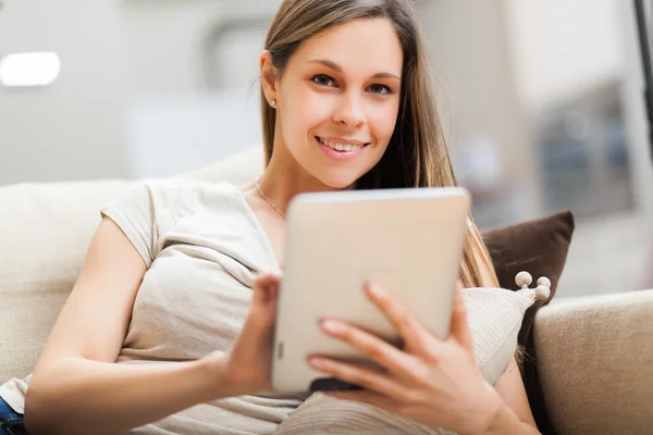 Vrouw met behulp van een tablet-pc in haar appartement — Stockfoto