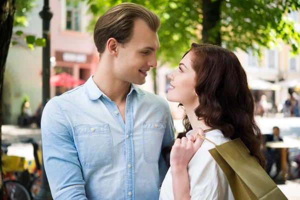 Casal olhando um para o outro — Fotografia de Stock