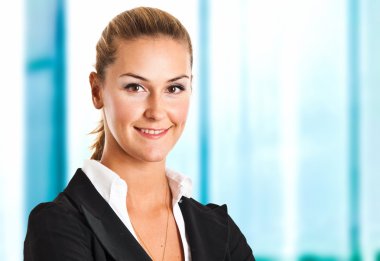 Ofisteki genç iş kadını