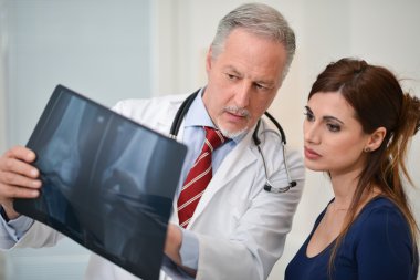 Doktor onun hasta bir Radyografi gösterilen