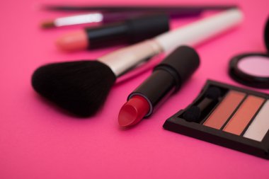 Kalıcı makyaj ürünleri ve araçları