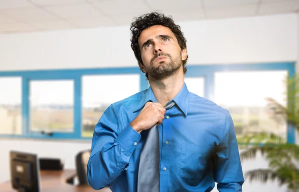 Hombre de negocios cansado quitándose la corbata —  Fotos de Stock