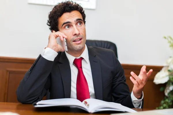 Empresário no escritório atender o telefone — Fotografia de Stock