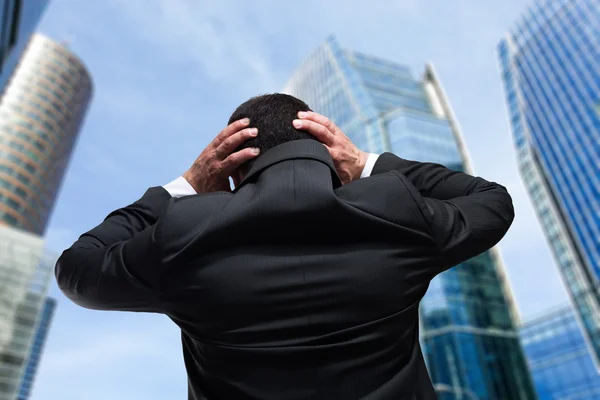 Empresário desesperado na cidade — Fotografia de Stock