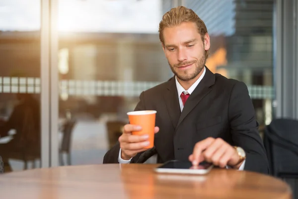 Empresario usando una tableta — Foto de Stock