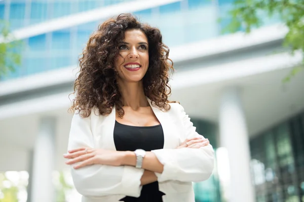 Mujer de negocios sonriente frente a la oficina —  Fotos de Stock