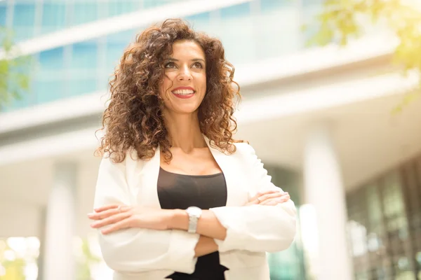 Femme d'affaires souriante dans la scène urbaine — Photo