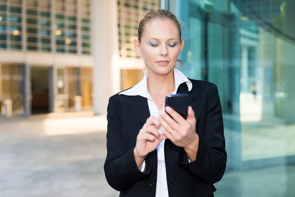 Бізнес-леді використовує свій телефон — стокове фото