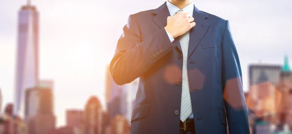 Businessman adjusting his necktie — Stock Photo, Image