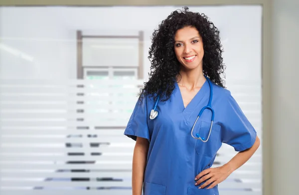 Schöne Krankenschwester im Krankenhaus — Stockfoto