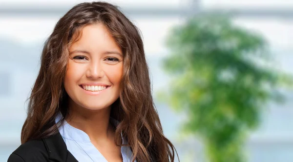 Glimlachende zakenvrouw in functie — Stockfoto