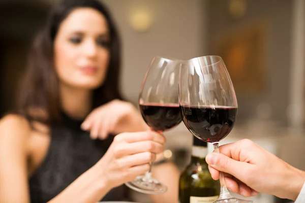 Paar proosten wijnglazen in restaurant Rechtenvrije Stockafbeeldingen
