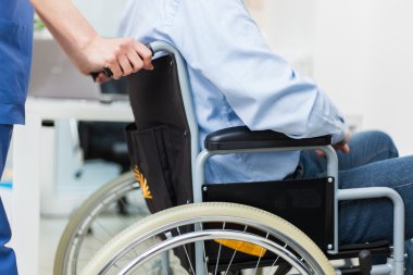 Hemşire tekerlekli sandalye hasta bakımı