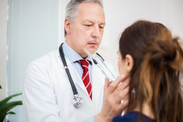 Läkare kontrollera lymfkörtlar storleken på patienten — Stockfoto