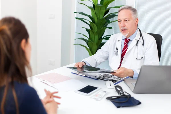 Médico falando com paciente — Fotografia de Stock