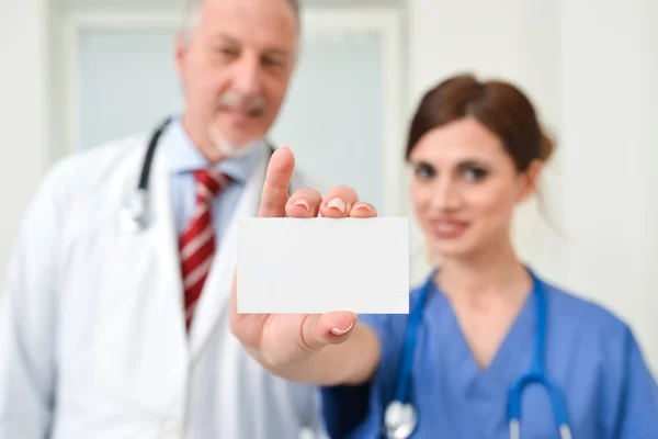 Hemşire ve doktor kartvizit gösterilen — Stok fotoğraf
