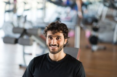 bir spor salonunda gülümseyen adam