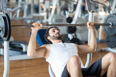 Fitness kulübünde halter adam