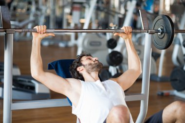 Fitness kulübünde halter adam