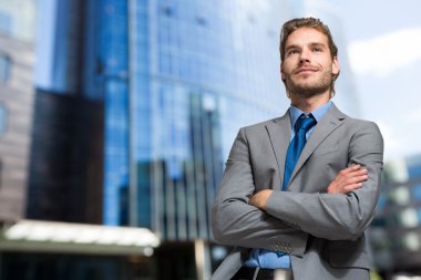 Şehirdeki sarı işadamı 