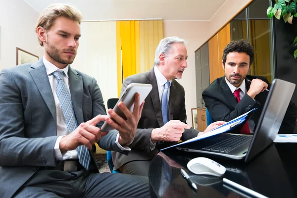 Geschäftsleute bei der Arbeit — Stockfoto