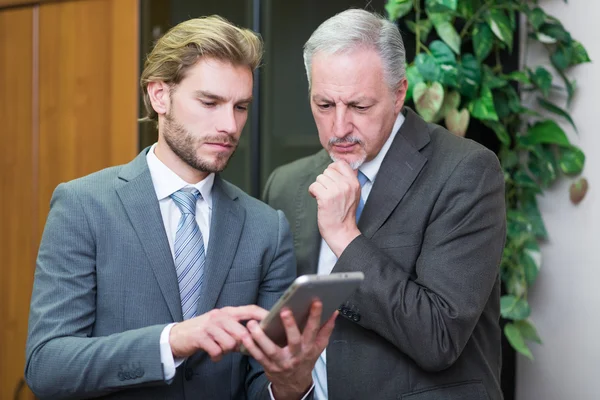 Geschäftsleute mit Tablet — Stockfoto