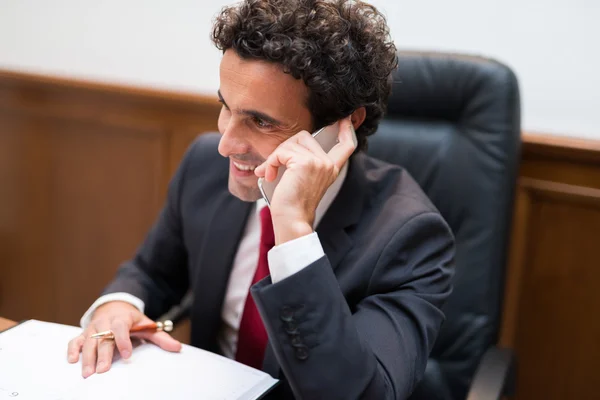 Businessman using his mobile phone — Stock Photo, Image