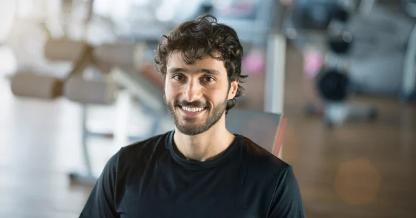 Hombre sonriendo en un gimnasio — Foto de Stock