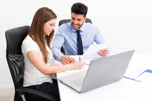 Uomini d'affari al lavoro — Foto Stock