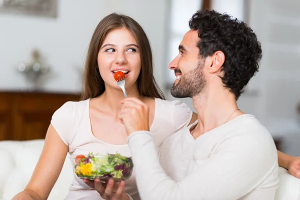Paar isst einen Salat — Stockfoto