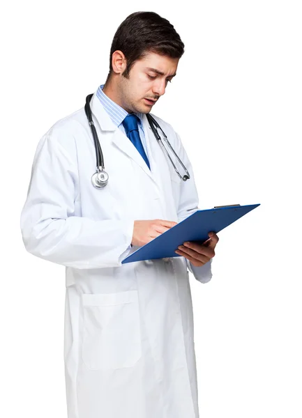 Medico che legge un documento — Foto Stock