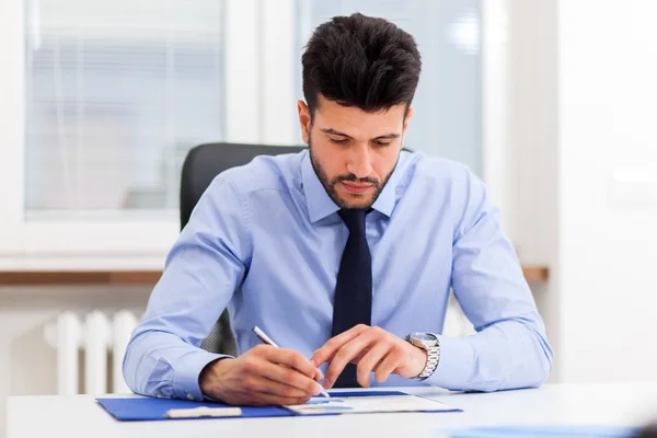 Geschäftsmann arbeitet am Schreibtisch — Stockfoto