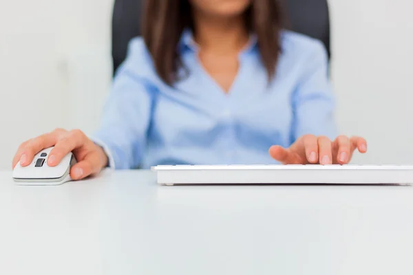 Mujer de negocios escribiendo en un ordenador portátil —  Fotos de Stock