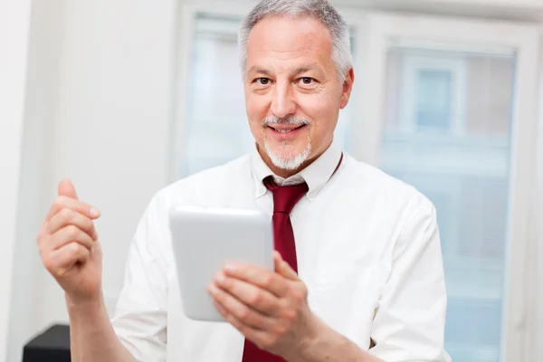 Senior affärsman med hjälp av Tablet PC — Stockfoto