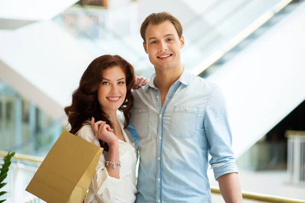 Couple shopping and having fun together — Stock Photo, Image