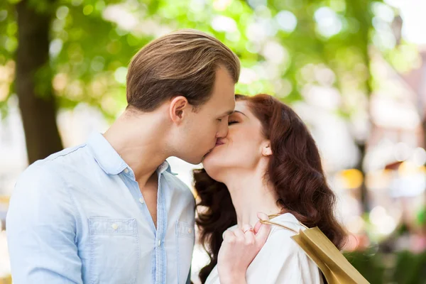 Casal beijando e abraçando no parque — Fotografia de Stock