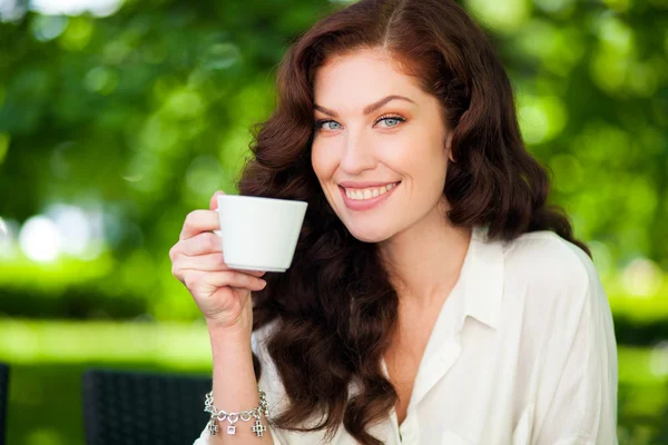 Donna che beve un caffè all'aperto — Foto Stock