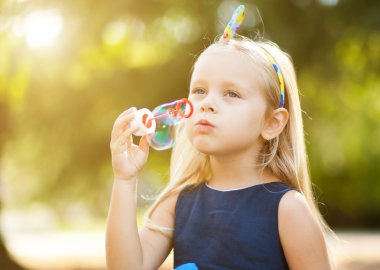 Sabun köpüğü üfleyen kız 