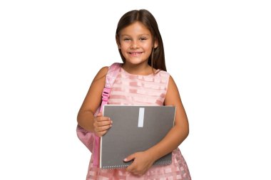 Defter tutan gülümseyen küçük öğrenci